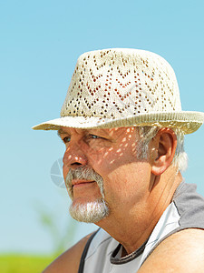在户外戴草帽的老年男子图片