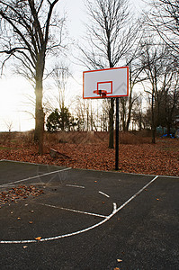 公园篮球场图片