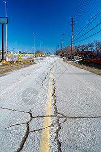 柏油道路上的裂口图片