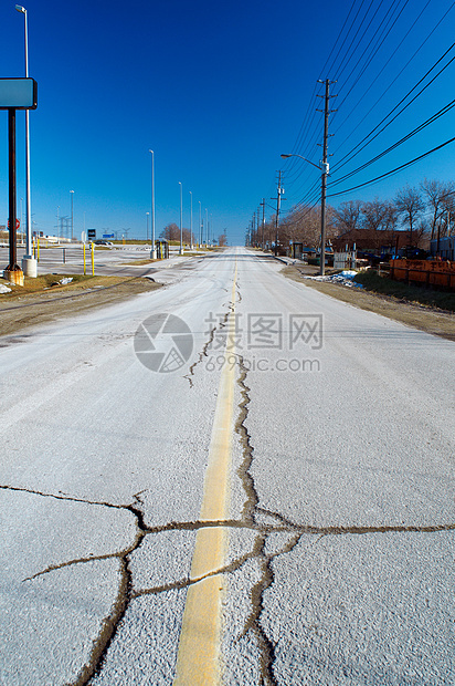 柏油道路上的裂口图片