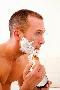 男人在洗手间剃须泡沫图片
