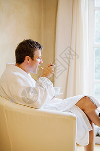 男人穿着浴袍吃早饭图片