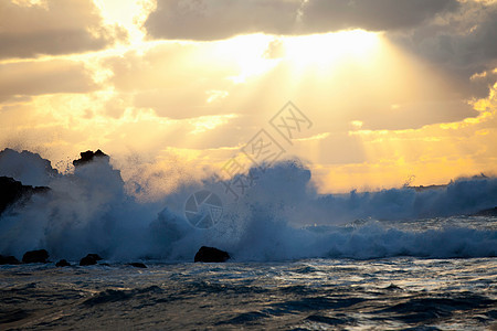 海浪在岩石沙滩上溅起图片