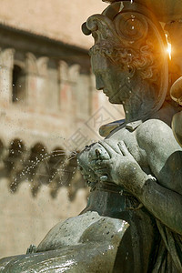 喷泉中的圆形雕像图片