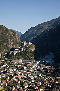 农村谷地的屋顶背景图片