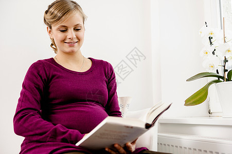孕妇在客厅看书图片