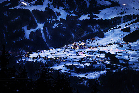 夜间雪地风景中的山村图片