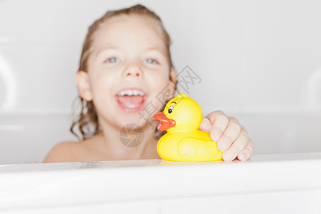 女孩在洗澡时玩橡皮鸭图片