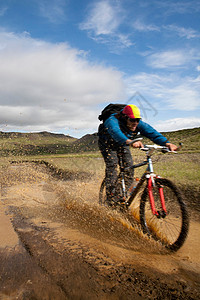 男人在泥中骑自行车图片