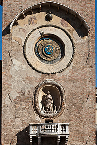 高塔上的圆形时钟和雕像图片