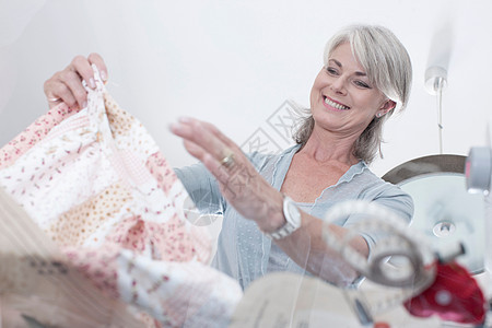 老年妇女收集缝纫织布图片