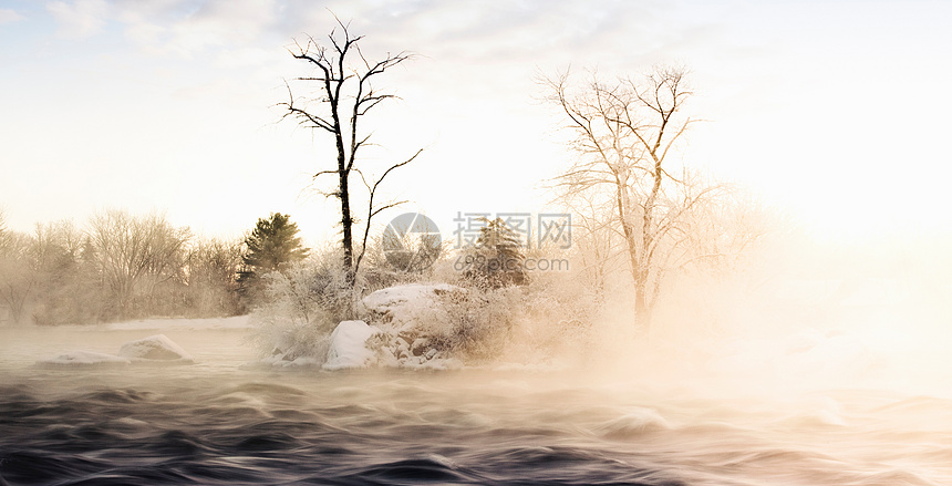 雾在雪地上翻滚图片