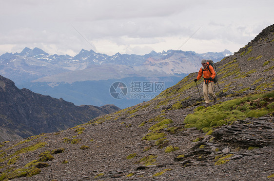 在岩石高山上登山的人图片