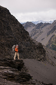 在山间登山攀爬的人图片