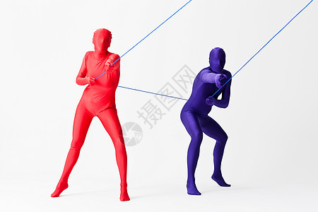 红色绳子穿紫色连体衣和红色连体衣的人在拉扯绳子背景