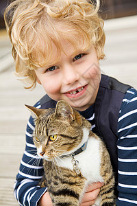 抱猫的人户外抱着猫的男孩背景