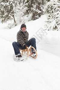 坐在雪地橇上的人图片