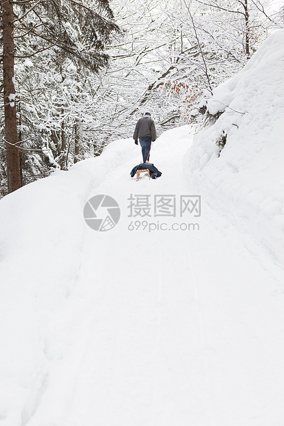 在雪地拉橇的人图片