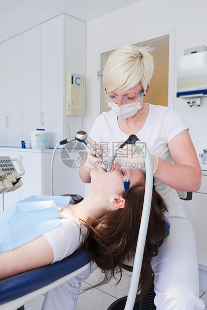 牙医在给病人治疗图片