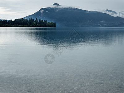 湖中倒映的山脉图片