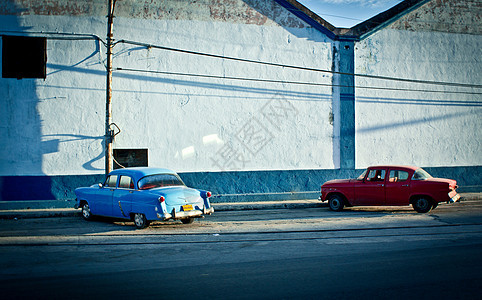 停在街道上的旧汽车图片