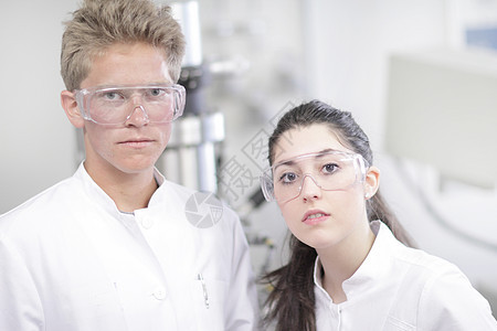 科学家在实验室中戴护目镜图片
