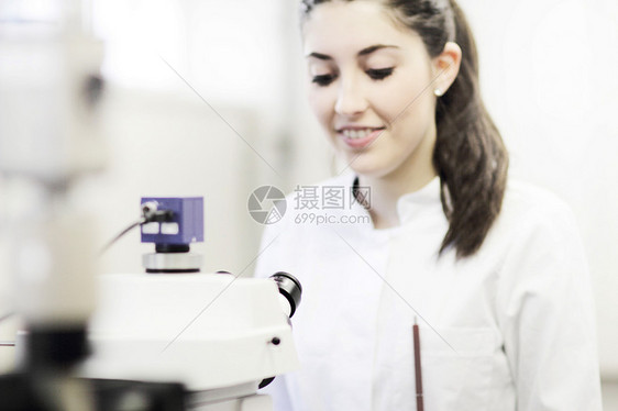 在实验室使用显微镜的科学家图片