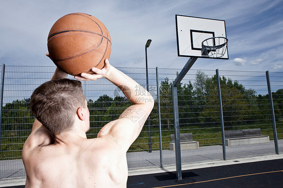 男子在篮球场打篮球图片