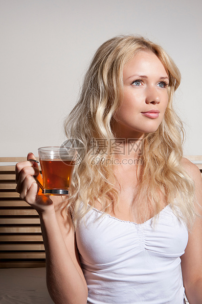 女人在床上喝茶图片