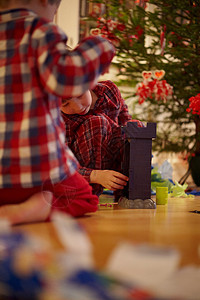 儿童打开圣诞礼物图片