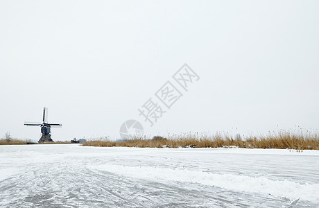 冷冻的乡村湖风车图片