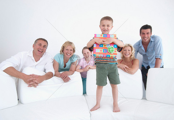 男孩与家人一起开礼物图片