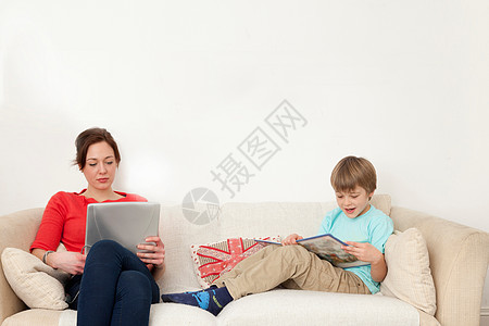 母亲和儿子在沙发上休息图片