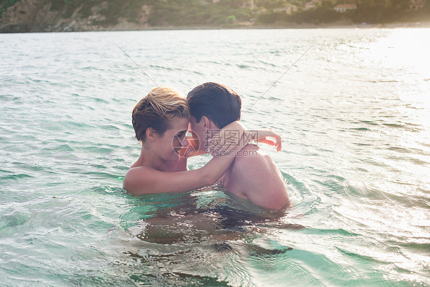 在水中拥抱的一对情侣图片