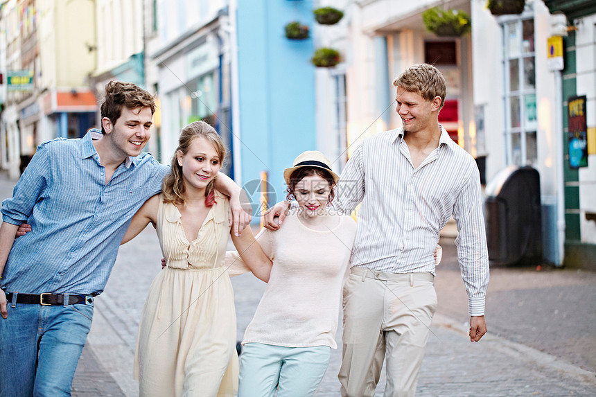 朋友在街上一起走