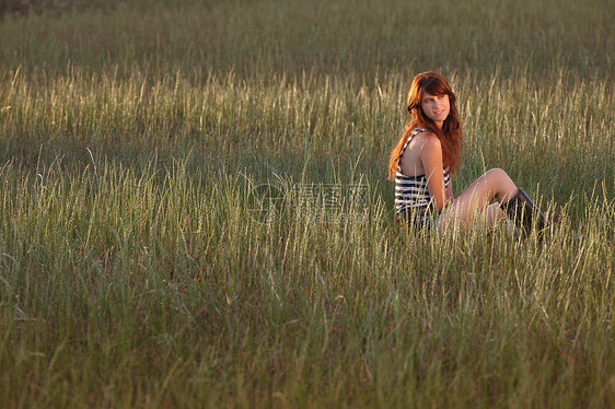 坐在草地上的女性图片