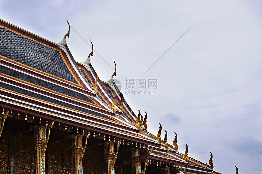 圣庙屋顶的装饰图片