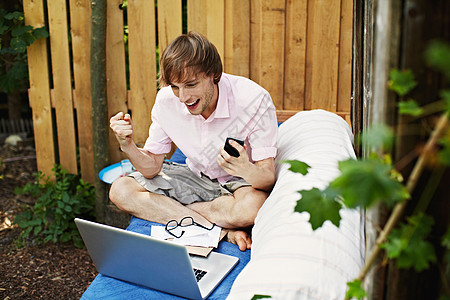 男人在户外沙发上使用笔记本电脑图片