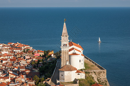 俯瞰教堂和沿海城市图片
