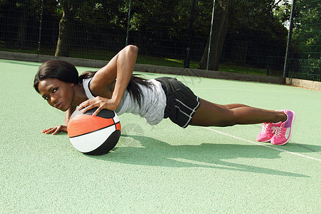 在篮球场上热身的女性图片素材
