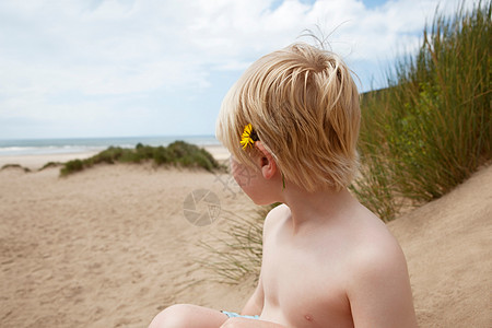 沙滩上的男孩图片