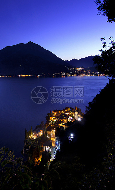 夜间沿海城市风景图片