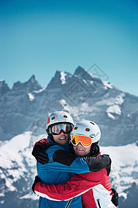 在雪山上拥抱的人图片