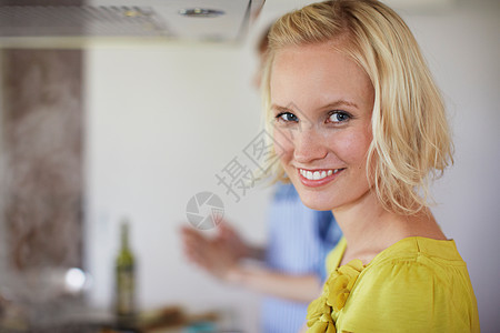 妇女在厨房做饭图片