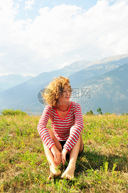 坐在农村山顶上的妇女图片