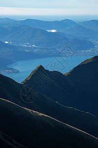 航拍山峰和湖泊图片