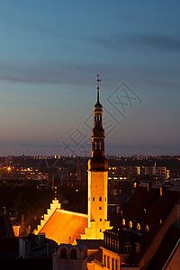 教堂尖塔在夜间亮起图片