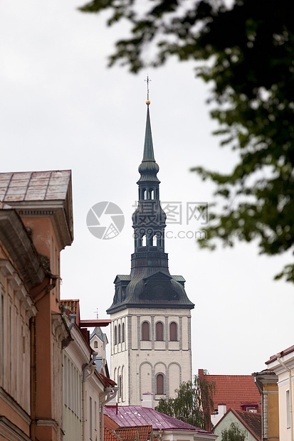 城镇里的教堂尖楼图片