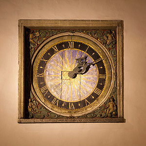 墙上的古董时钟图片