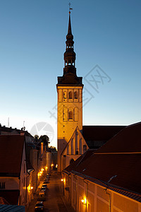 城市街道的教堂尖楼图片